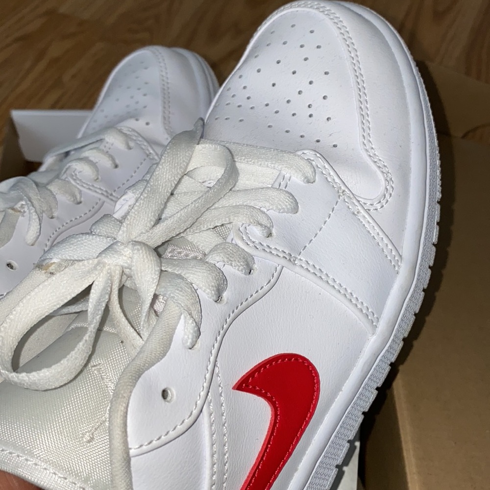woman nike air jordans 1 low white red shoes - Picture 2 of 4